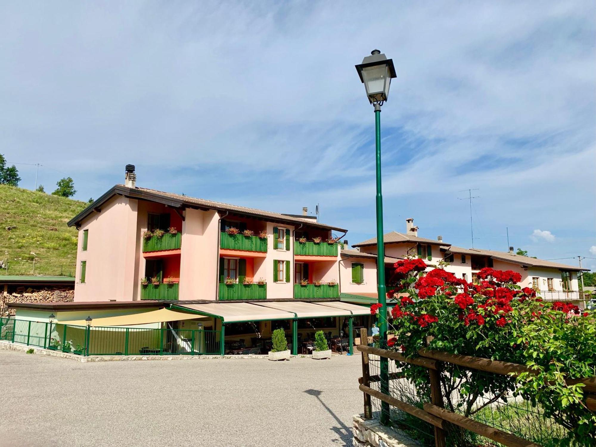 Hotel Edelweiss Сан-Дзено-ди-Монтанья Экстерьер фото
