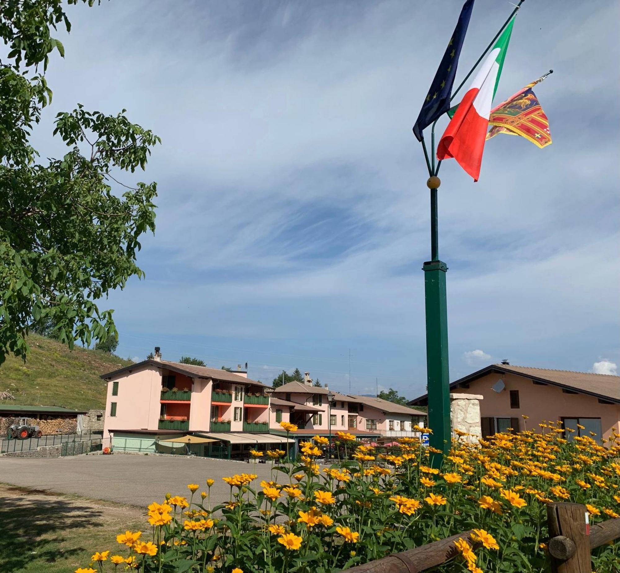 Hotel Edelweiss Сан-Дзено-ди-Монтанья Экстерьер фото